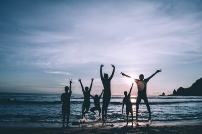 silhouette-of-people-by-the-seashore-1387037